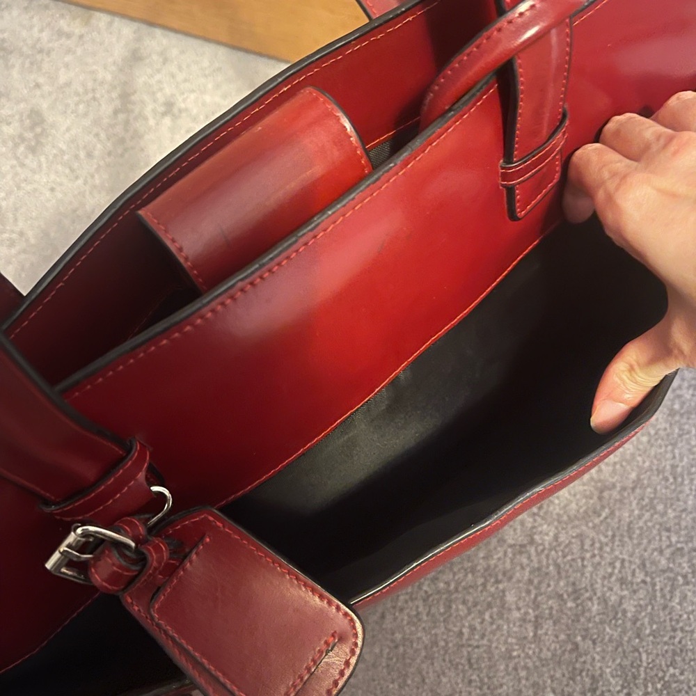 Vibrant Red Leather purse with Design come with a smaller bag attached - Picture 5 of 10